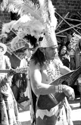 Danzantes bailan en las festejos de la Guadalupana