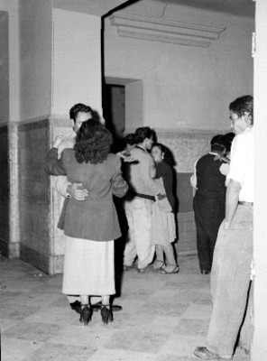Parejas bailan en un cabaret
