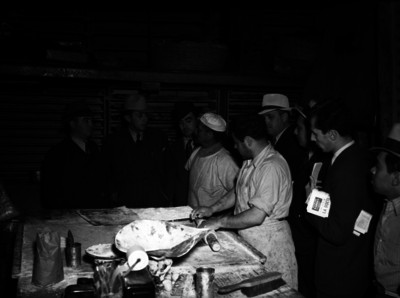 César Cervantes en una panadería