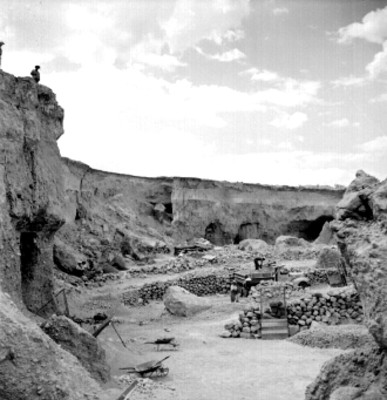 Mineros cargan arena a un camión, panorámica