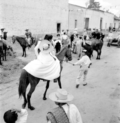 Mujer a caballo en el carnaval de San Isidro