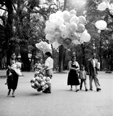 Hombre vende globos en el bosque de Chapultepec