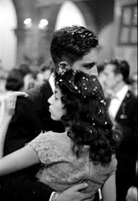 Pareja baila durante el carnaval en la academia de San Carlos