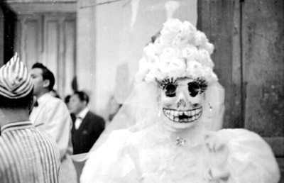Hombre con disfraz de la muerte en el carnaval de San Carlos