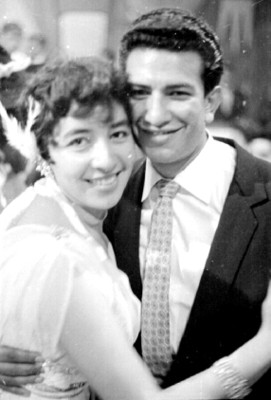 Pareja abrazada durante el carnaval en San Carlos, retrato