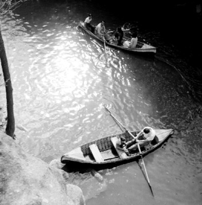 Gente a bordo de lanchas en el lago de Chapultepec