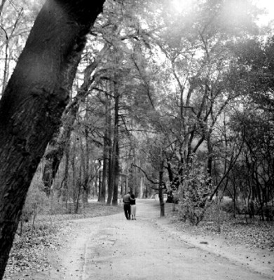 Pareja camina en una calzada del bosque de Chapultepec