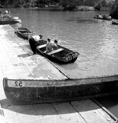Hombres suben a una canoa en el lago de Chapultepec