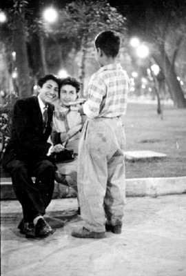 Vendedor ofrece dulces a pareja
