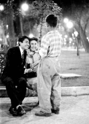 Niño ofrece dulces a pareja en Chapultepec