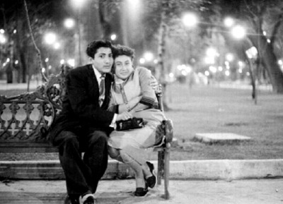 Pareja sentada en una banca de Chapultepec