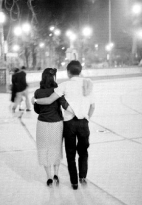 Pareja abrazada pasea en un parque