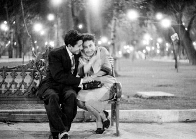 Pareja de enamorados sentados en un parque