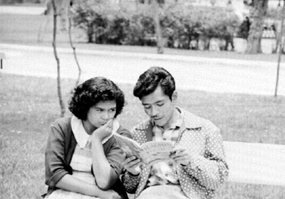 Pareja observa una revista en un parque