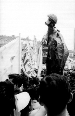 Maestros con monigote durante una manifestación