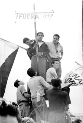 Estudiantes sobre una tarima en el zócalo