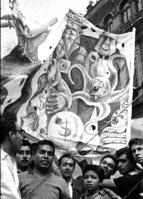 Pancarta contra la prensa en la Plaza de la Constitución