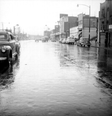 Calle solitaria después de llover
