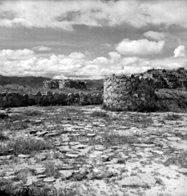 Columnas sobre un edificio de Monte Albán, detalle