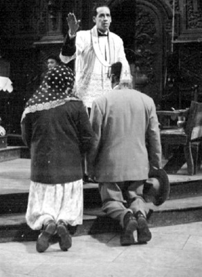 Pareja recibe la bendición del sacerdote durante una misa