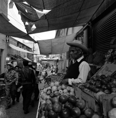 Vendedor de fruta en el mercado Juárez