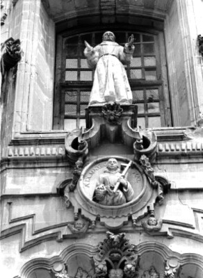 Santo de San Diego en la portada de una iglesia