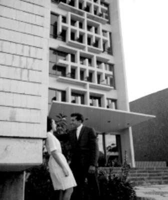 Pareja conversa frente a un condominio