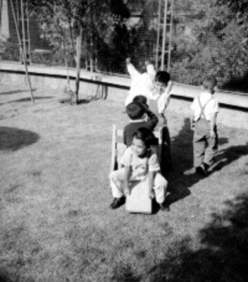 Niños juegan en un bambilete