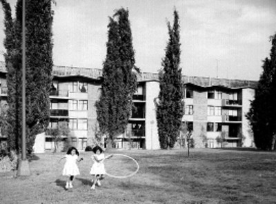 Niñas juegan con un aro en un jardín