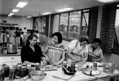 Mujeres preparan comida