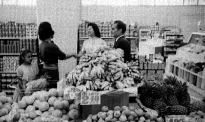 Hombre y mujeres conversan en un supermercado