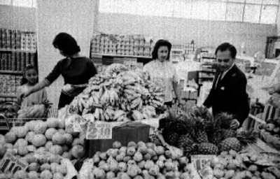 Gente compra fruta en un supermercado