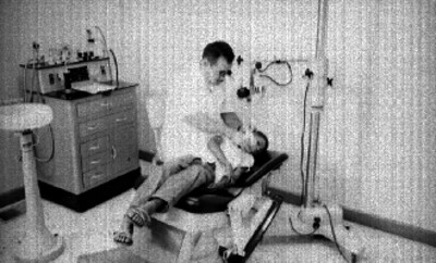 Médico realiza examen del oido a niño