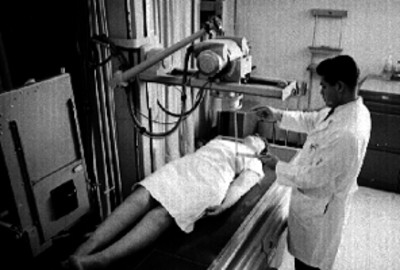 Médico toma radiografías a paciente