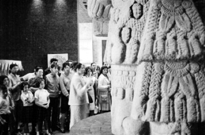 Gente realiza un recorrido por una sala del museo