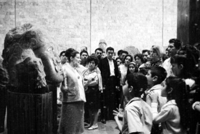 Guía del museo da explicaciones a visitantes