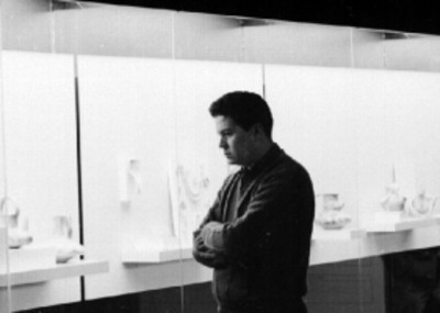 Hombre observa exposición de cerámica prehispánica