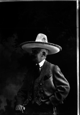 Román González Cosío, licenciado, vestido de charro, retrato