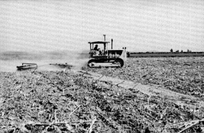 Buldozer en un campo de cultivo