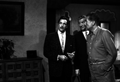 Arturo de Córdova conversando con otros actores en un estudio cinematográfico
