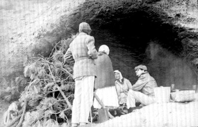 Investigador con gente rarámuri en su cueva habitación