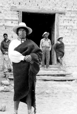 Hombres tarahumaras frente a una vivienda, retrato