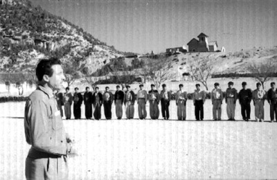 Hombre recluta a trabajadores en una hacienda