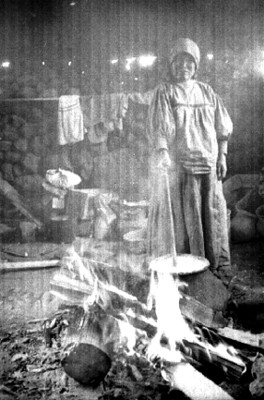 Mujer tarahumara cuece alimentos en un fogón