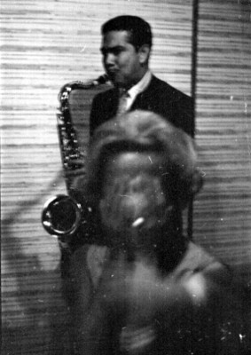 Músico toca el saxofón durante un espectáculo