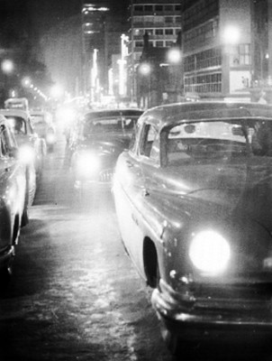Automoviles transitan de noche por una calle