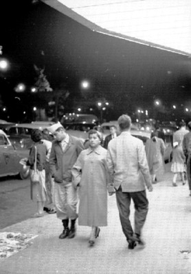 Gente camina pon una avenida