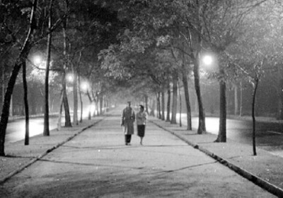 Pareja camina por una avenida