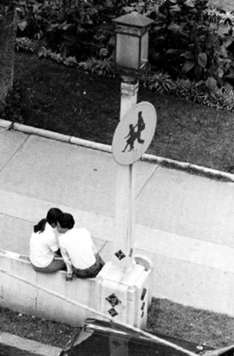 Pareja sentada en un banco