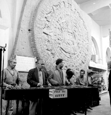 Músicos tocan la marimba junto a la piedra del sol en el museo de Antropología e Historía